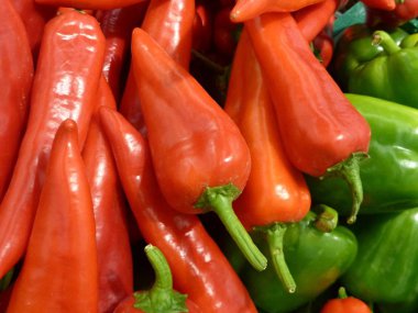 Kırmızı ve yeşil taze biber
