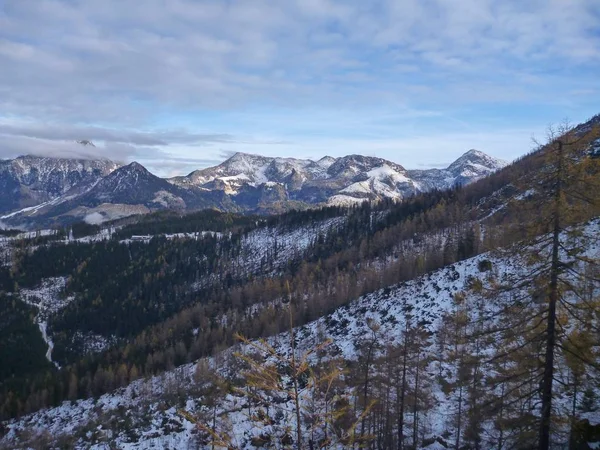 Paisaje de montaña al comienzo del invierno en berchtesgaden — Foto de Stock