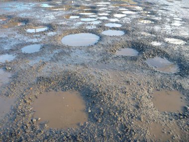 toprak yol su ve çamur havuzları tam