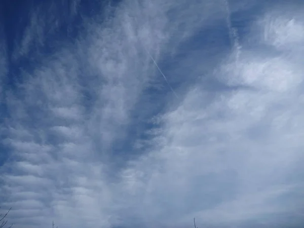 Blauer Himmel mit schöner weißer Wolkenform — Stockfoto