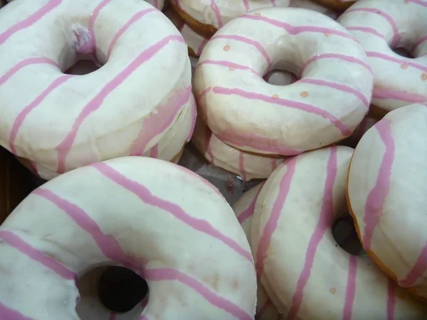 Süße runde Farbe dekorierte Donuts — Stockfoto