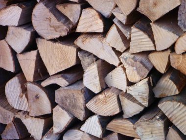 yanan bir şömine için ağzına kadar dolu odun