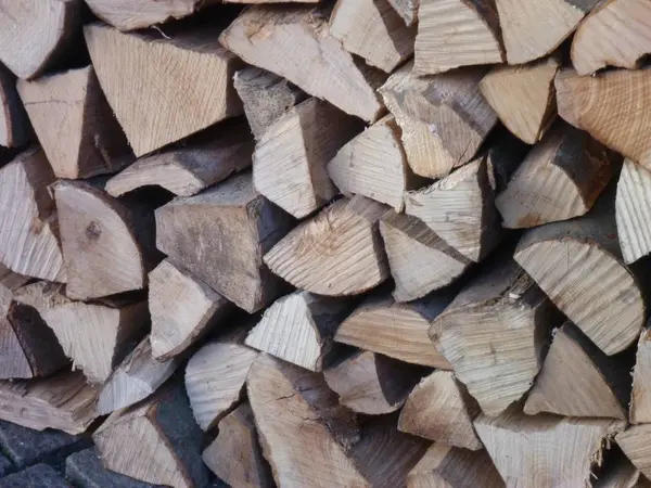 Madera almacenada para quemar en una chimenea — Foto de Stock