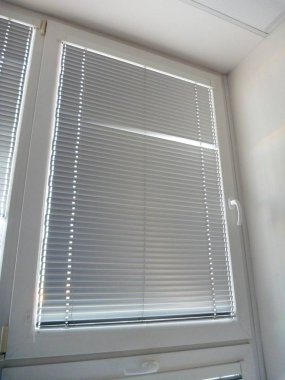 Yatay kör ile beyaz plastik pencere