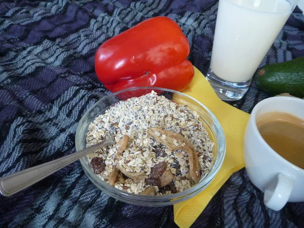 Saudável rico café da manhã com leite granola e café — Fotografia de Stock