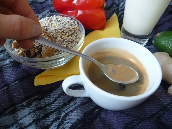 Saludable rico desayuno con leche de granola y café — Foto de Stock