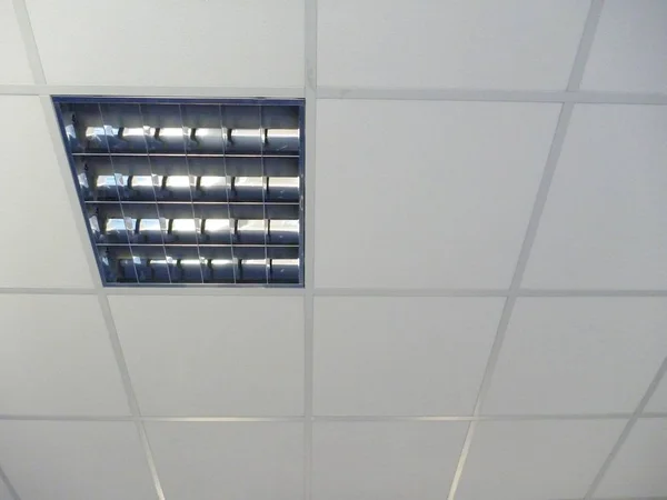 Soffitto di piastrelle squadrate in un edificio per uffici — Foto Stock