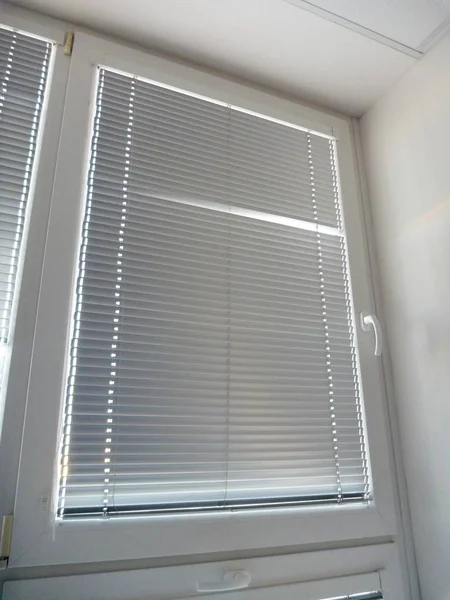 Yatay kör ile beyaz plastik pencere — Stok fotoğraf