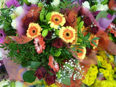 Dekoratif renkli çiçek hediye olarak düzenlenmiş