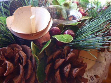 çam kozalağı ile Noel dekorasyon