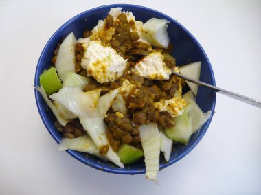 mercimek salatası peynir ve sebze