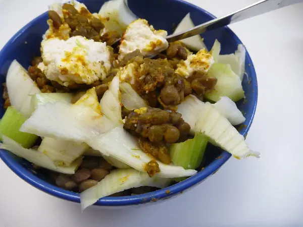 Salada de lentilhas com queijo e legumes — Fotografia de Stock