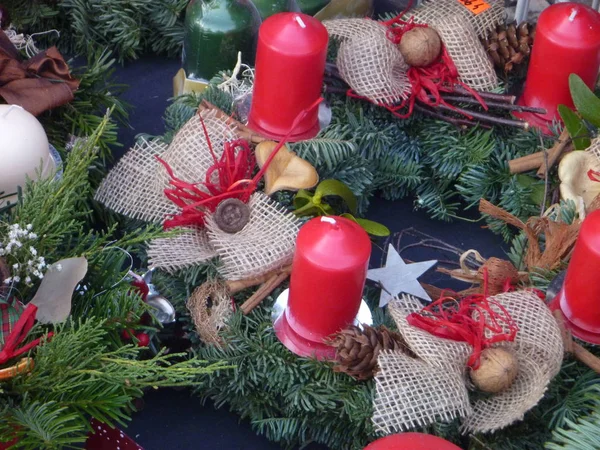 Adviento de Navidad decoración con velas rojas —  Fotos de Stock