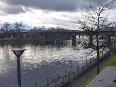 bir şehirde bir teröristim tarafında bir sokak