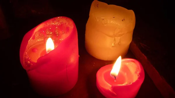 三根燃烧着的蜡烛在黑暗中 — 图库照片