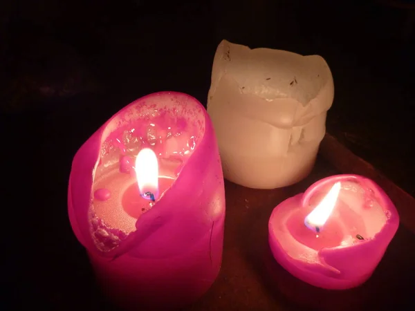 Drie brandende kaarsen in het donker — Stockfoto