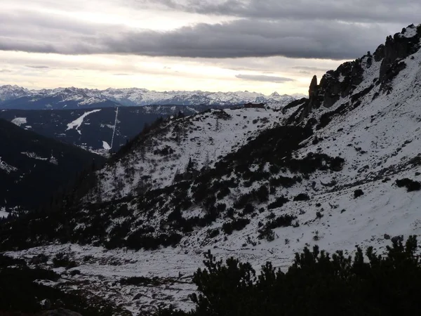 Στις αρχές του χειμώνα trekking στο πανέμορφο salzkammergut — Φωτογραφία Αρχείου