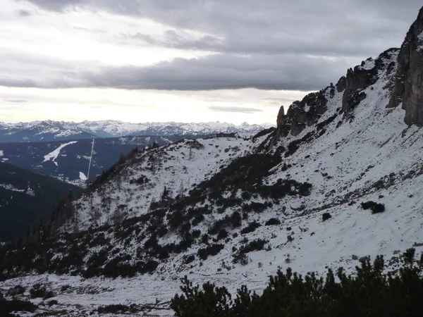 Awal musim dingin trekking in beautiful salzkammergut — Stok Foto