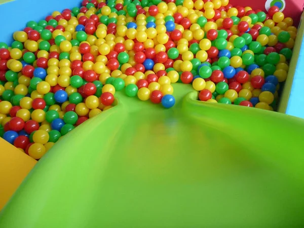 Kolorowe kulki basen dla dzieci gry — Zdjęcie stockowe