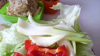 ekmek ve salata ile hasat yaymak 