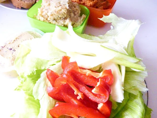 ekmek ve salata ile hasat yaymak 