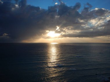 bir deniz üzerinde güzel romantik gün batımı
