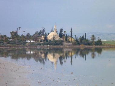 su ile Kıbrıs'ta Larnaka Tuz Gölü