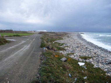 Kıbrıs'ta terkedilmiş taşlı sahil