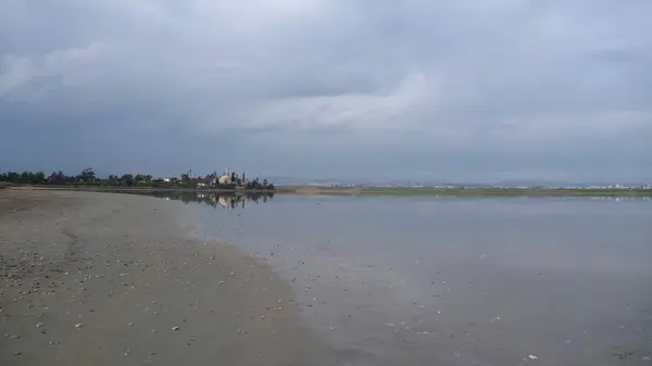 Larnaka lac salé à cyprus avec de l'eau — Photo