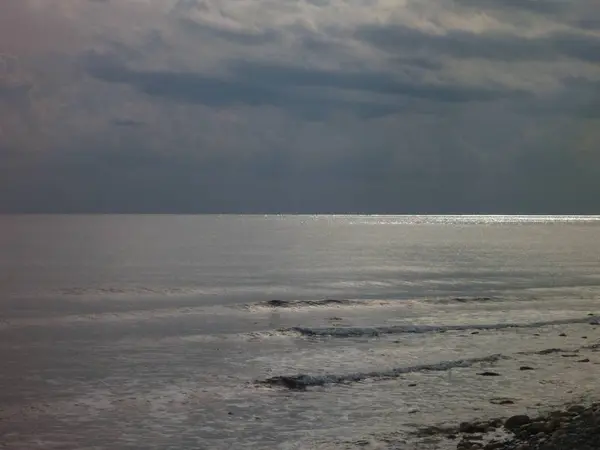 Costa do mar com um céu dramático — Fotografia de Stock