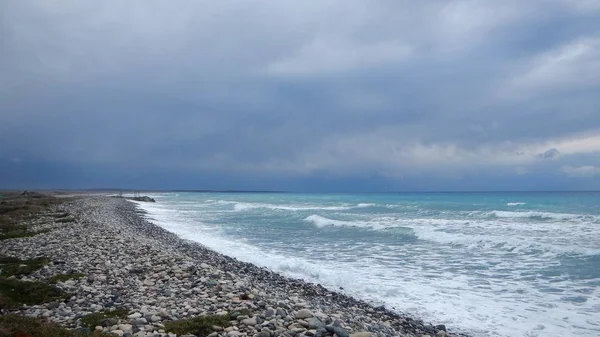 Costa do mar com um céu dramático — Fotografia de Stock