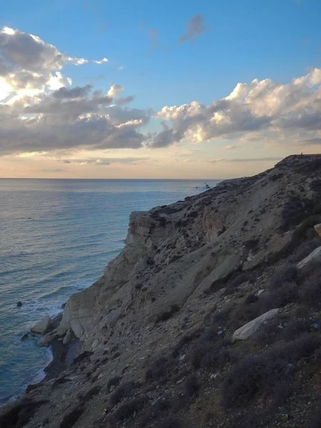 Belo pôr do sol romântico em uma costa rochosa — Fotografia de Stock