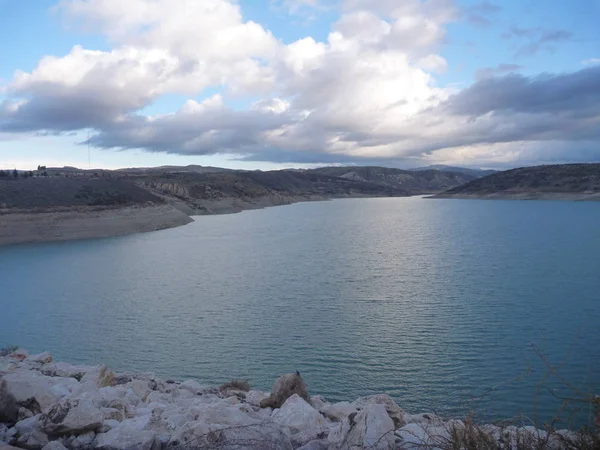 Asprokremmos dam water reservoir in cyprus — Stock Photo, Image