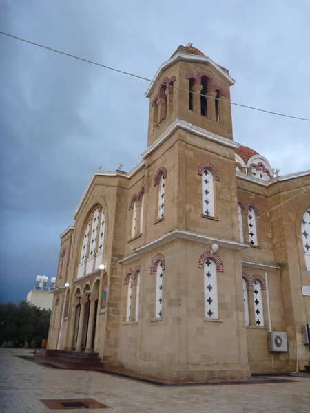 Chiesa ortodossa in cipro con un cielo drammatico — Foto Stock