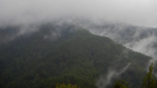 Paisaje lluvioso de las montañas de troodos — Foto de Stock