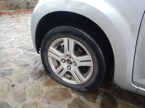 Detalhe de um pneu furado em um carro — Fotografia de Stock