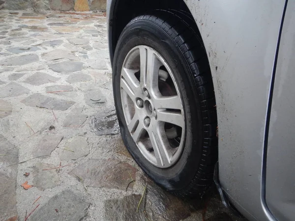 Detalhe de um pneu furado em um carro — Fotografia de Stock