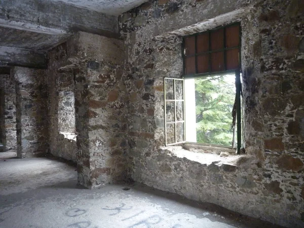 Rovina vecchio hotel nel villaggio di prodromos in Cyprus — Foto Stock