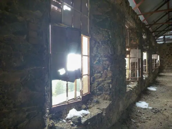 Ruína do hotel velho na aldeia prodromos em cyprus — Fotografia de Stock