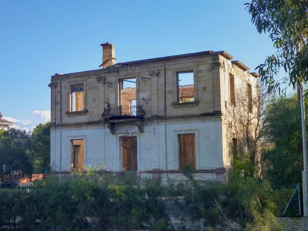 Vieja casa abandonada ruina en una ciudad — Foto de Stock