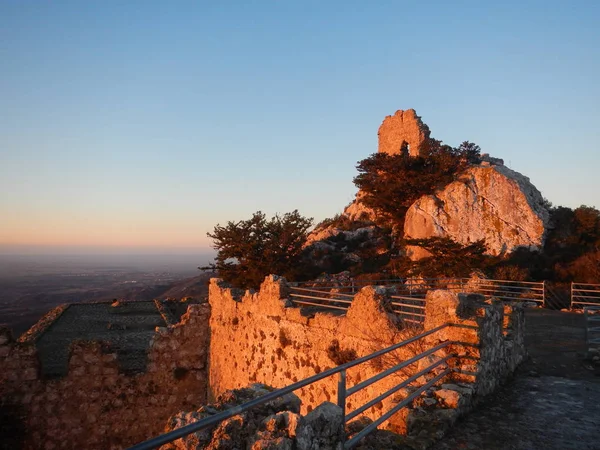 Castillo de kantara en cyprus en un amanecer romanric — Foto de Stock