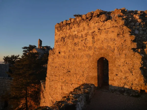 Castello kantara a Cipro in un'alba romantica — Foto Stock