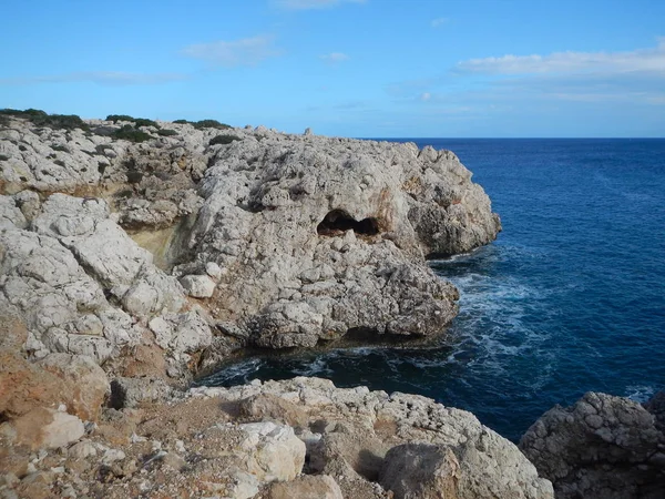 Красивый скалистый берег Кипра — стоковое фото