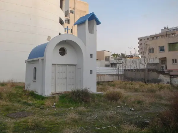 Piccola chiesa greca in un ambiente industriale — Foto Stock