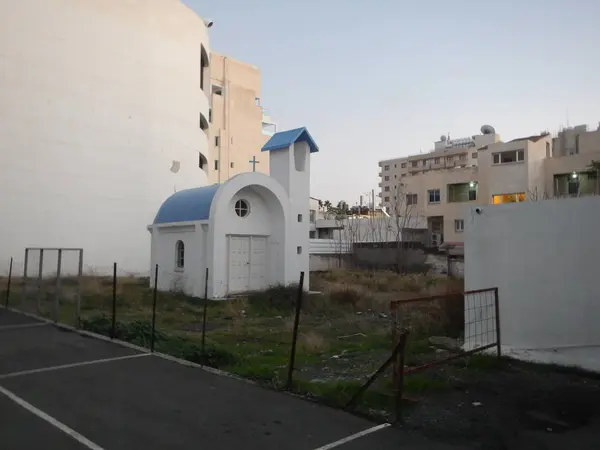 Piccola chiesa greca in un ambiente industriale — Foto Stock