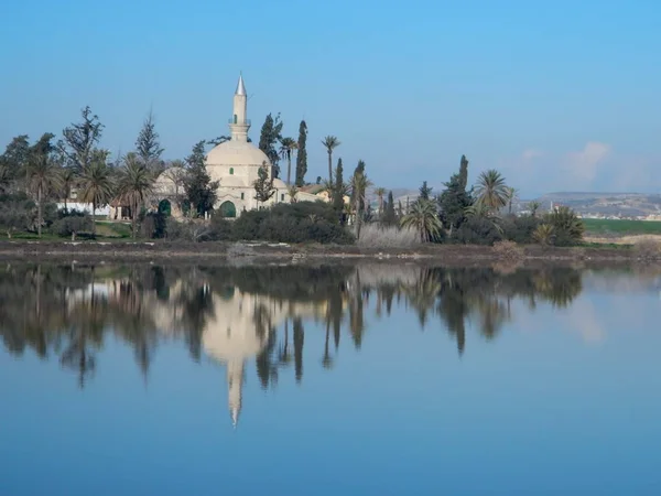 ラルナカ塩湖でハラ スルタン テケ モスク — ストック写真
