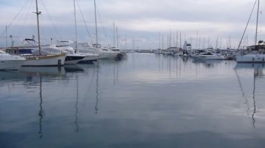 Limasol marina sessiz yelkenli tekneler
