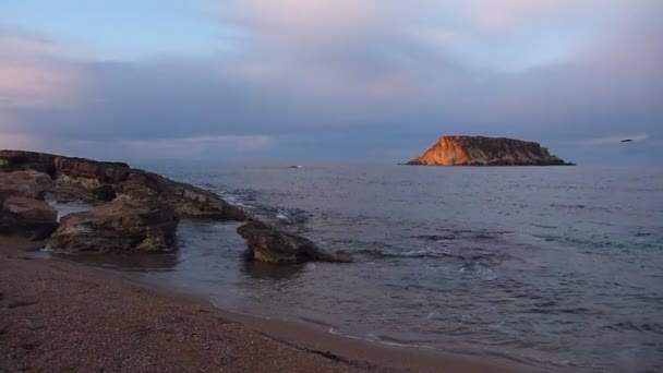 Havets vågor på rocky shore av Akamashalvön — Stockvideo