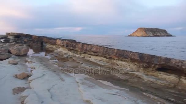 vagues de mer sur la rive rocheuse de la péninsule d'Akamas 