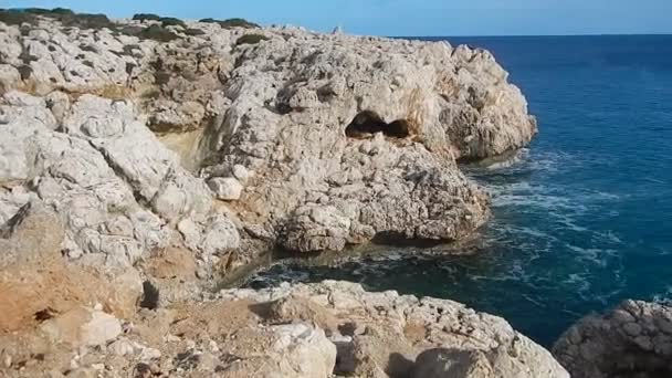 Rotsachtige kust van cavo greko in cyprus — Stockvideo